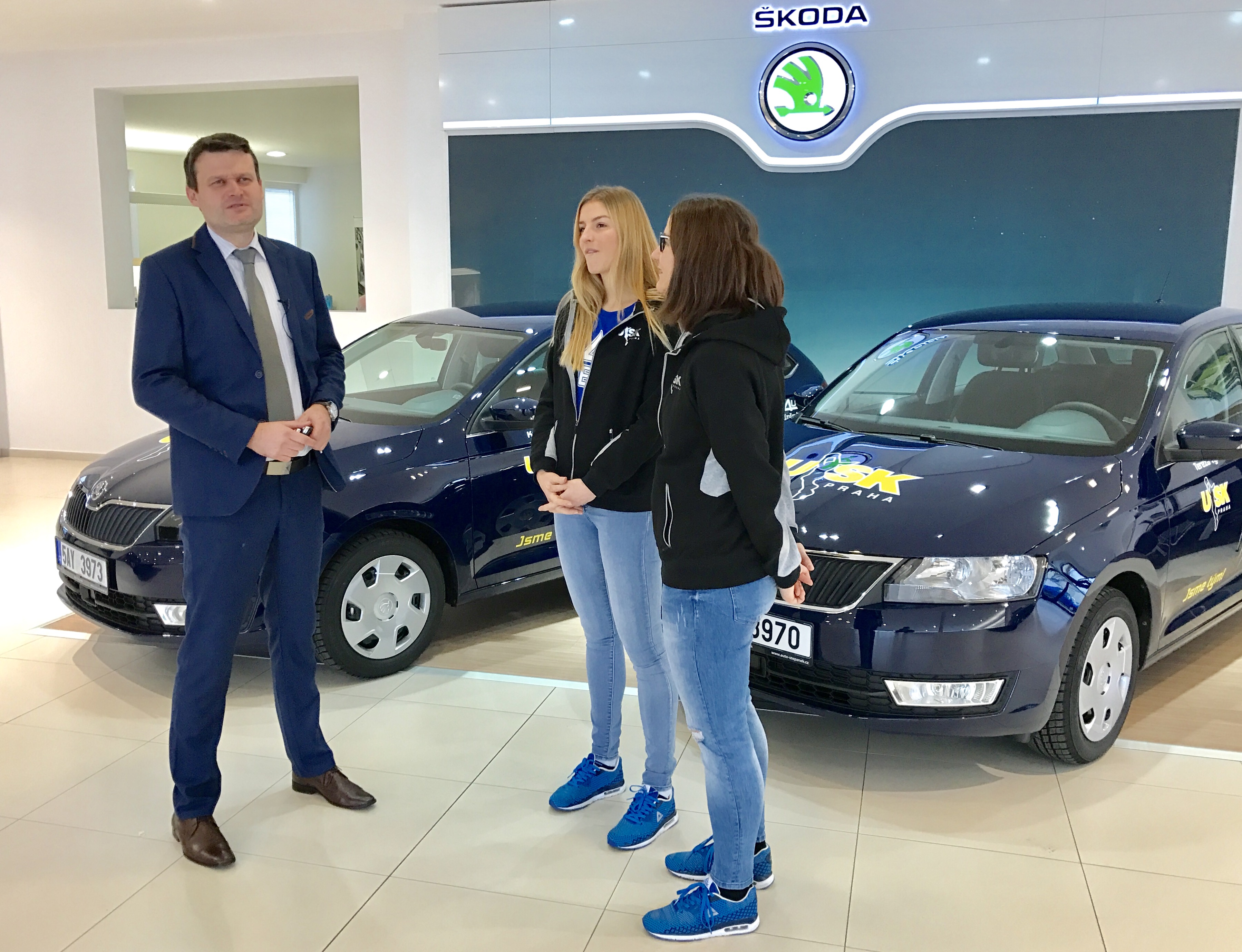 Karolína Elhotová a Tereza Vyoralová v Auto Štěpánek